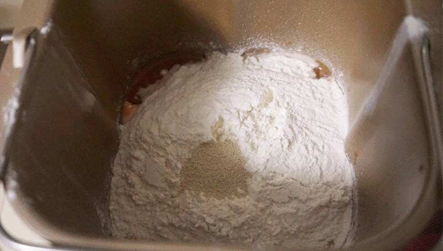 面粉放入桶里 面粉放入桶里